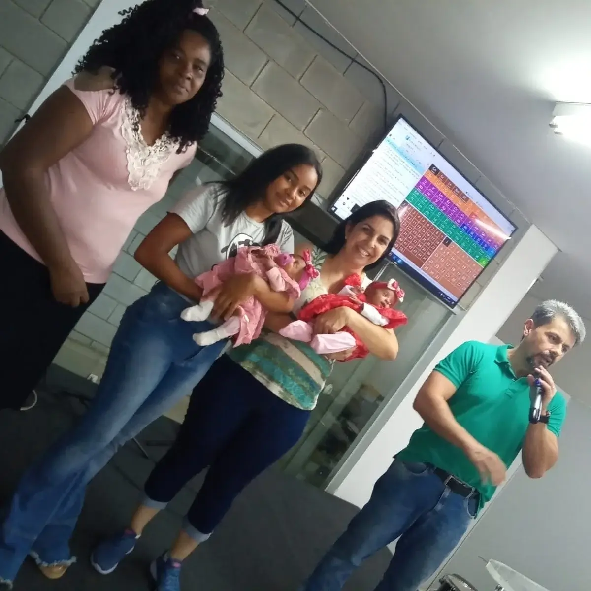 Imagem de pessoas na igreja