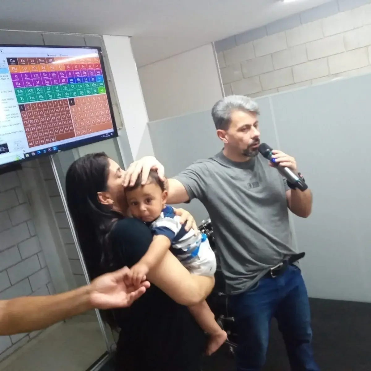 Imagem de pessoas na igreja
