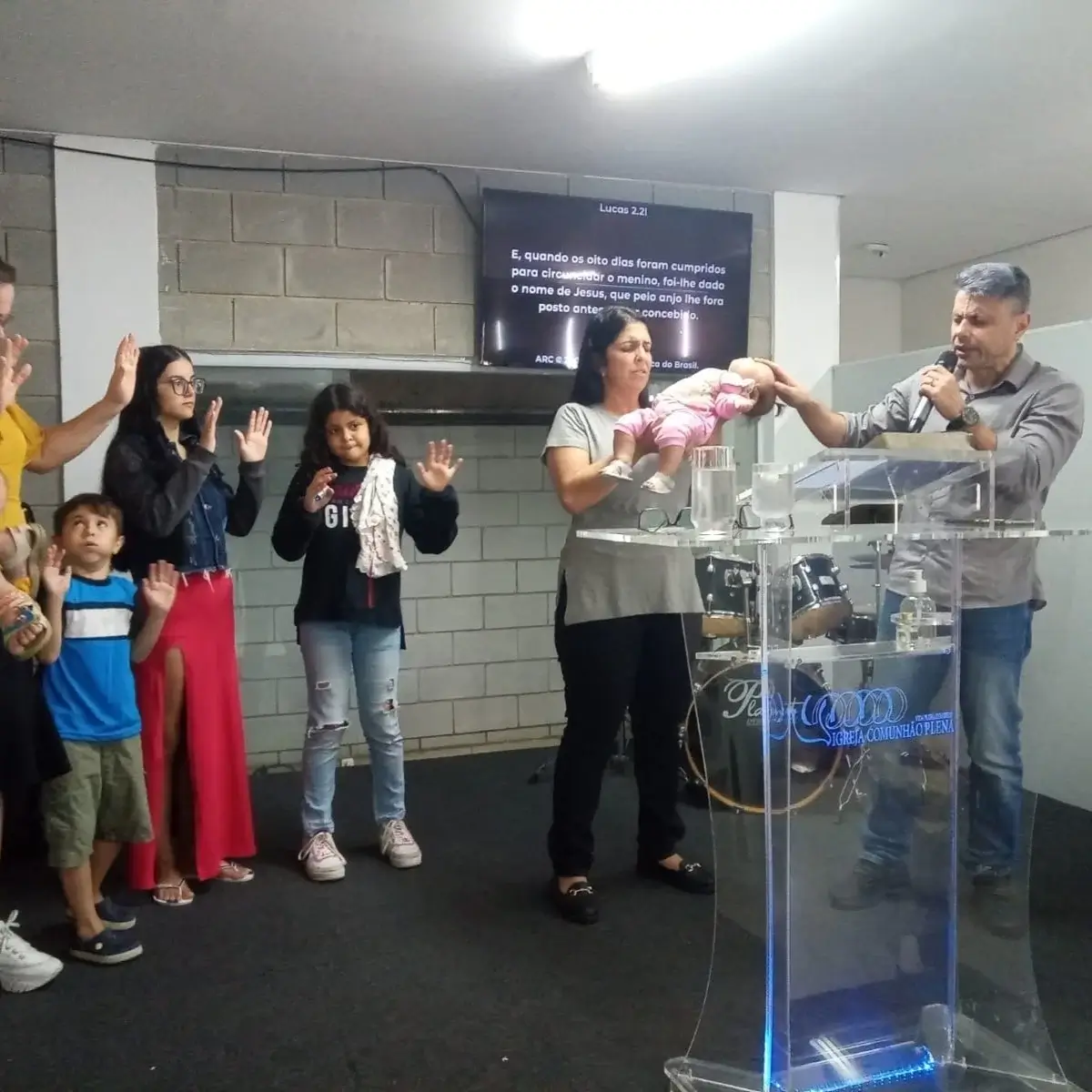 Imagem de pessoas na igreja