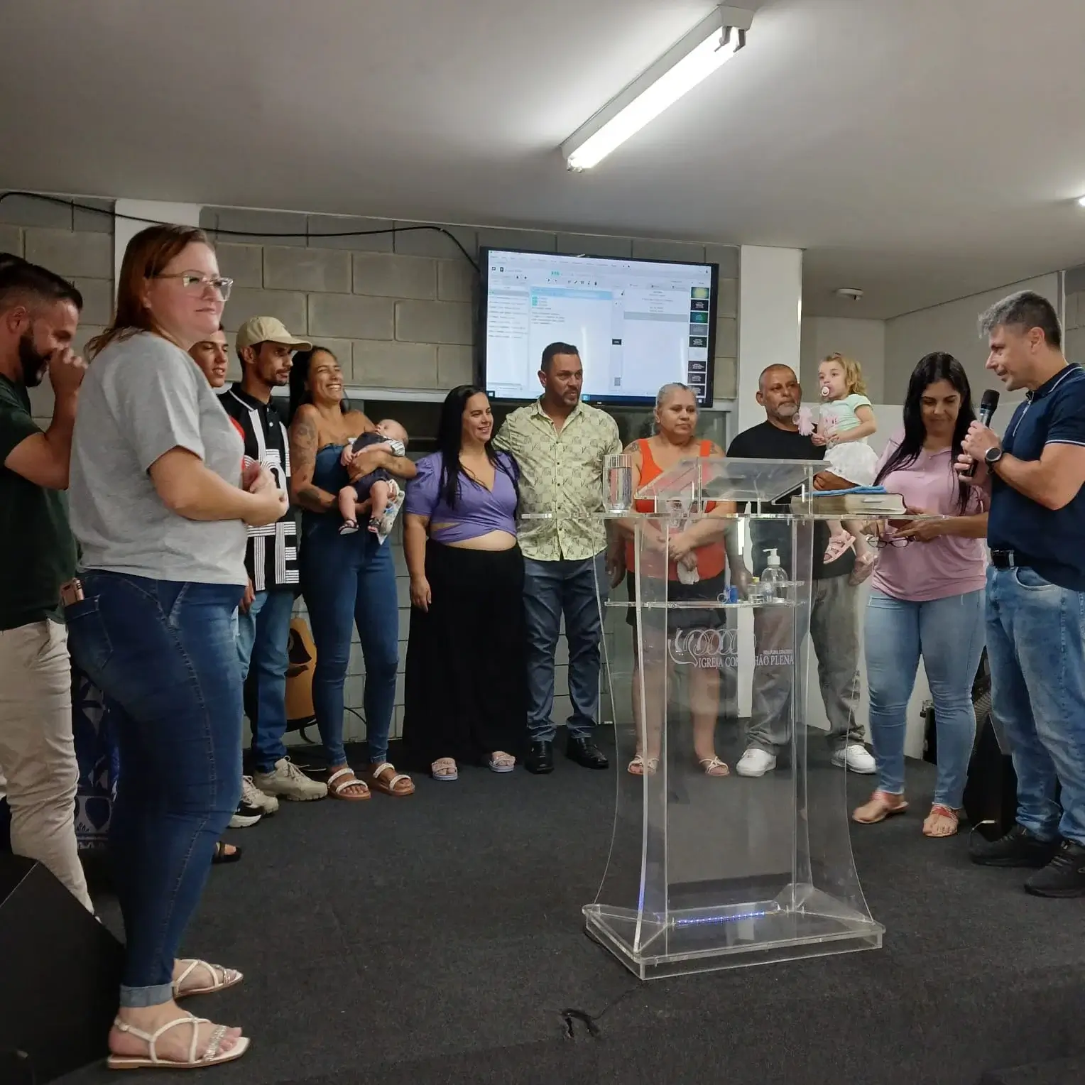 Imagem de pessoas na igreja